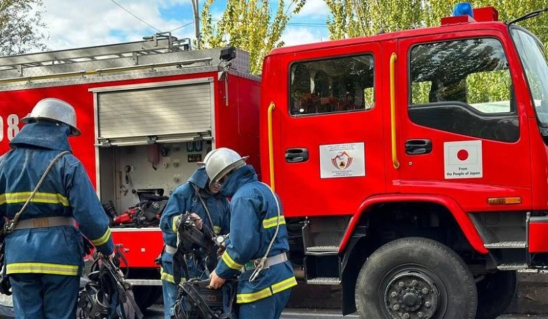 В одном из зданий Еревана горит квартира: на место происшествия отправились спасатели