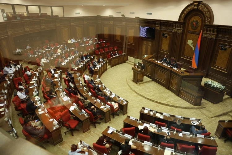 «Ուժեղ Հայաստան» դաշինքի պատգամավորները լքել են ԱԺ նիստերի դահլիճը և ուղևորվել Էջմիածին