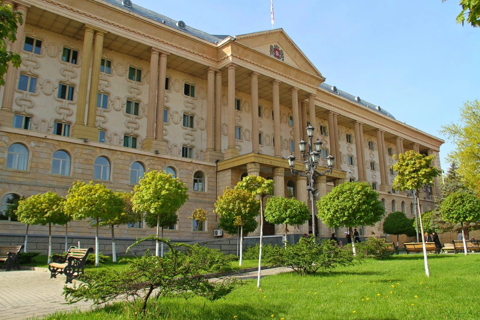 Թբիլիսիում ձերբակալել են երկու աշակերտուհու՝ կրկնուսույց Գիգա Ավալիանիի մահացու ծեծի գործով