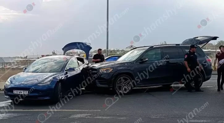 «Հյուսիս-Հարավ» ճանապարհին բախվել են «Mercedes GLS»-ը և «Tesla»-ն․ մայրը 3 անչափահաս երեխաների հետ տեղափոխվել է հիվանդանոց