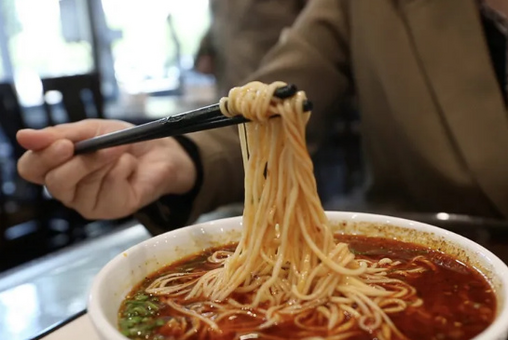 青海东部农业区遭遇极端高温天气