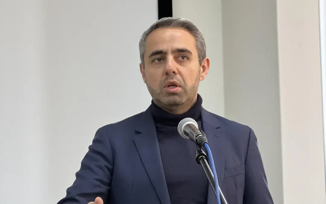 Մի կողմից Կաթողիկոսին դիմում են աշխարհիկ անունով, մյուս կողմից նրան դատում է որպես Կաթողիկոս. Արթուր Ղամբարյան