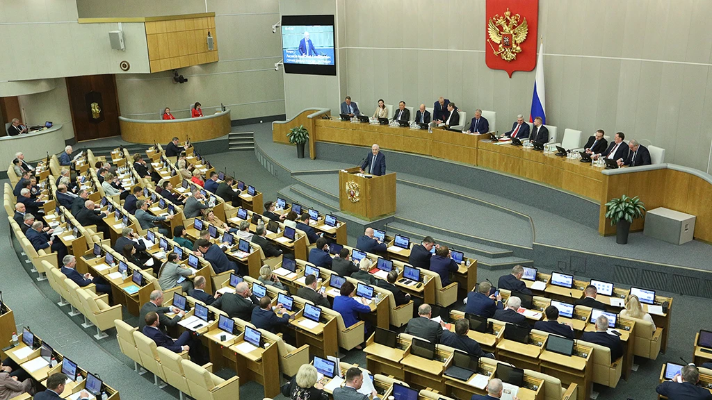 Госдума утвердила закон об аресте имущества релокантов за критику режима Путина