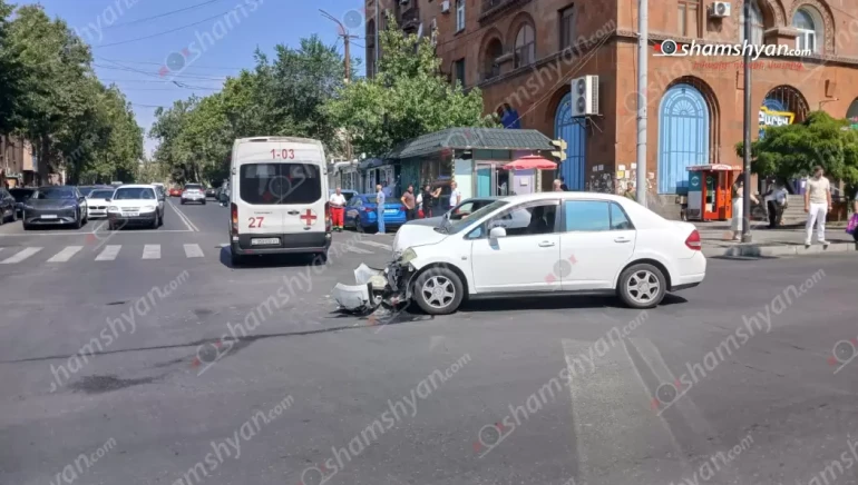 Ազատության պողոտա և Մամիկոնյանց փողոցի խաչմերուկում բախվել են Nissan Tiida-ն և շտապօգնության մեքենան․ կա վիրավոր