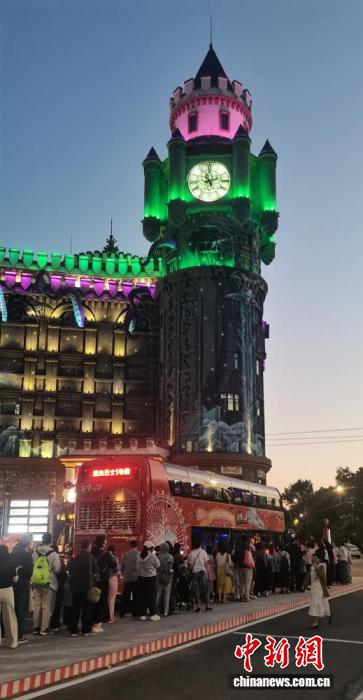 赏一江二桥冰城夜色 哈尔滨新增夜景观光巴士B线