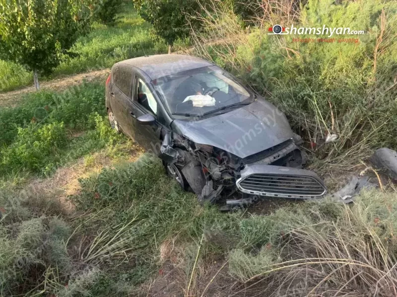 Խոր Վիրապի ճանապարհին Ford-ը տապալել է բետոնե էլեկտրասյունը և հայտնվել ձորակում․ կա 2 վիրավոր