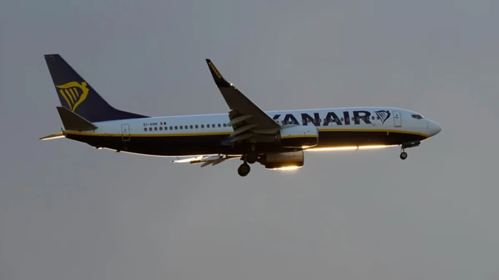 Ryanair-ի ինքնաթիռի շարժիչի դետալը կոտրել է իլյումինատորը, որի մեջ ներքաշվել է ուղևորի գլուխը