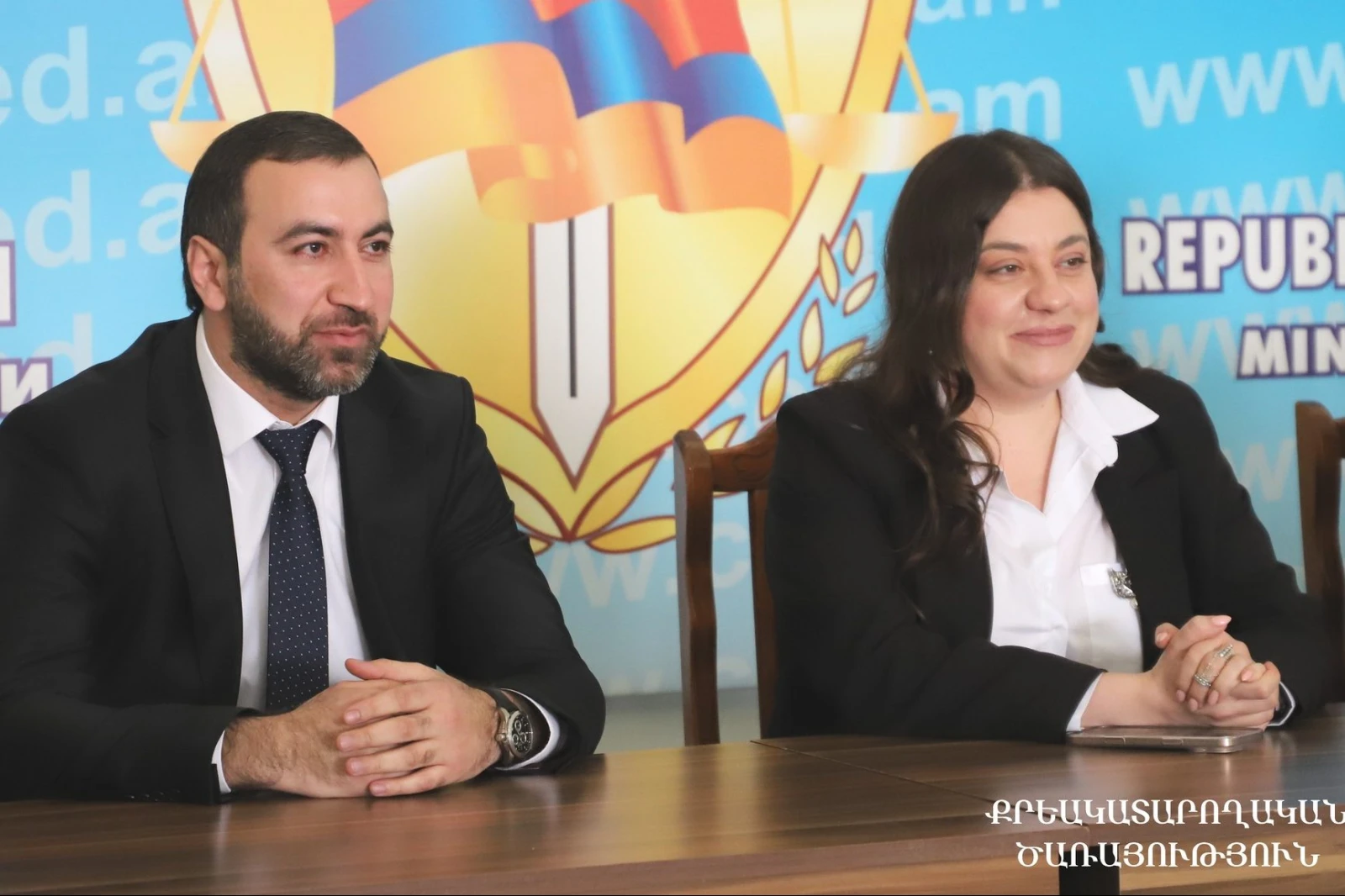 «Հրապարակ»․ Բերդի պետը գողականներին համբուրելով է բարեւում