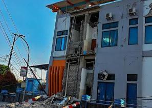 印尼7.7级地震死亡人数升至14人 约2000人撤离