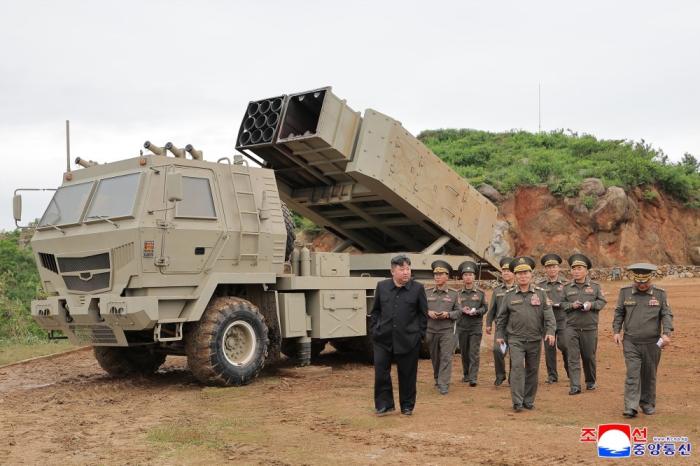 朝鲜进行新型武器系统试射 金正恩观摩（图）