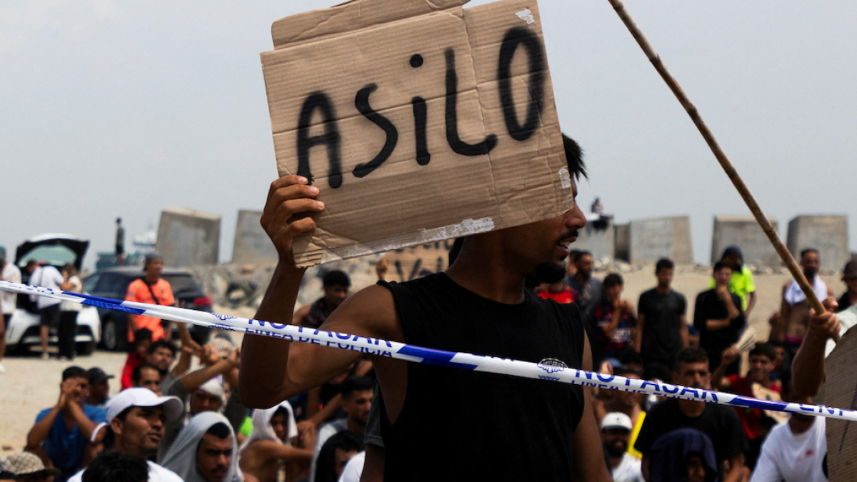 Moroccan migrants stage sit-in as thousands remain stranded in Ceuta