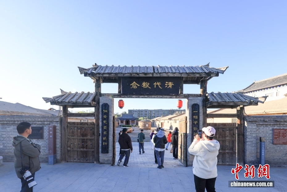 新疆哈密：巴里坤古粮仓引游人