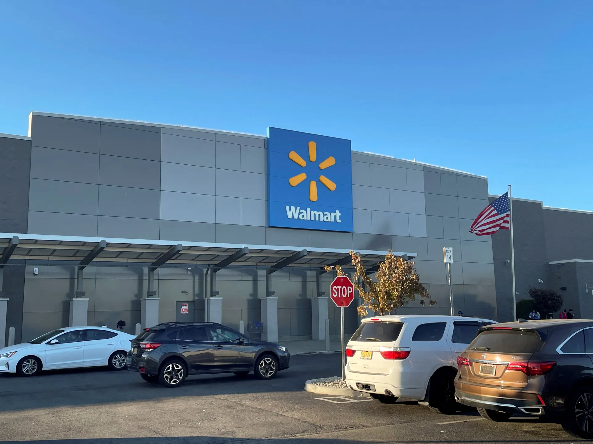 Walmart sees sales drop as US consumer spending retreats