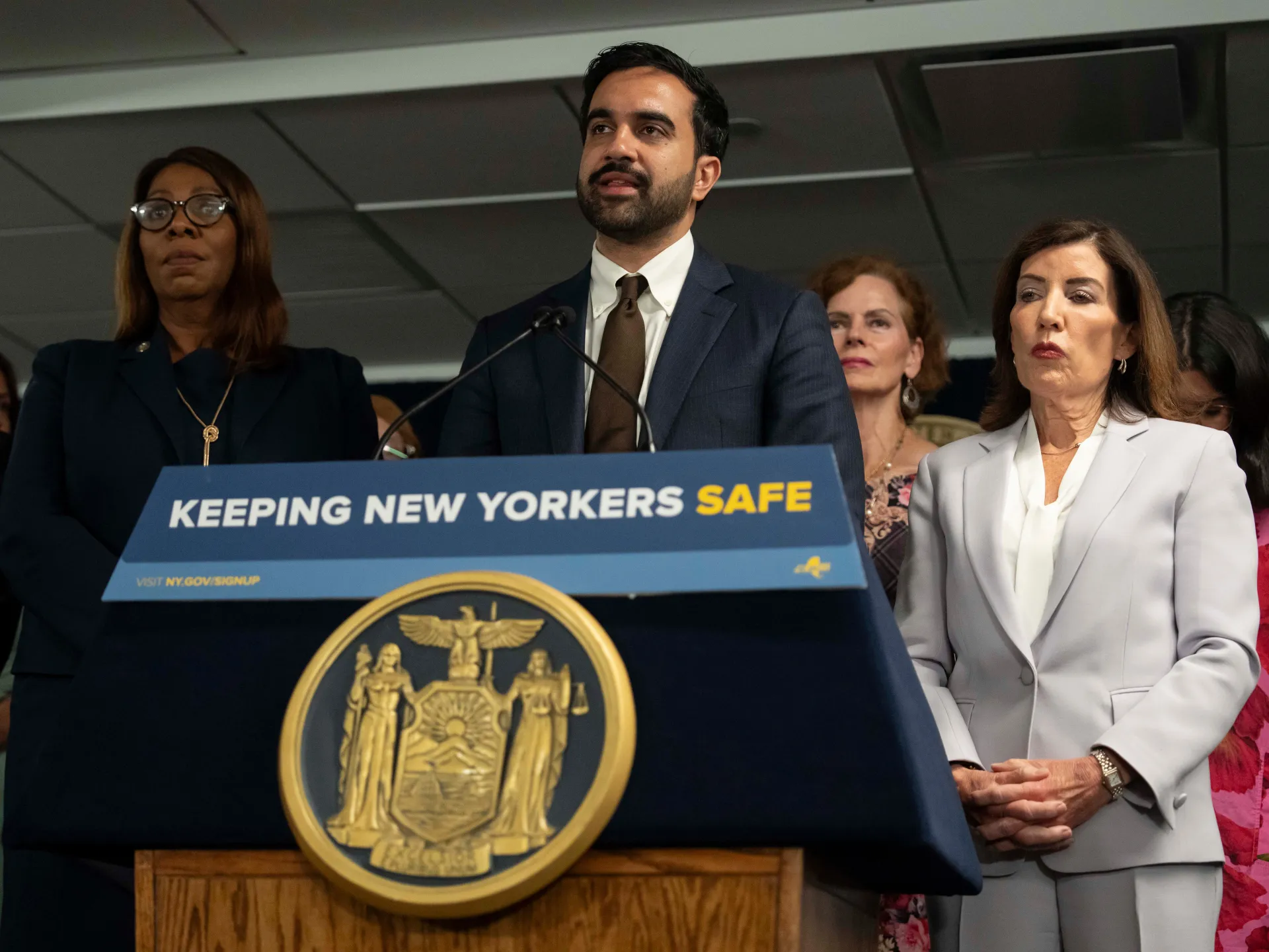 New York mayor Mamdani sues to block $10,000 teaching aide bonuses