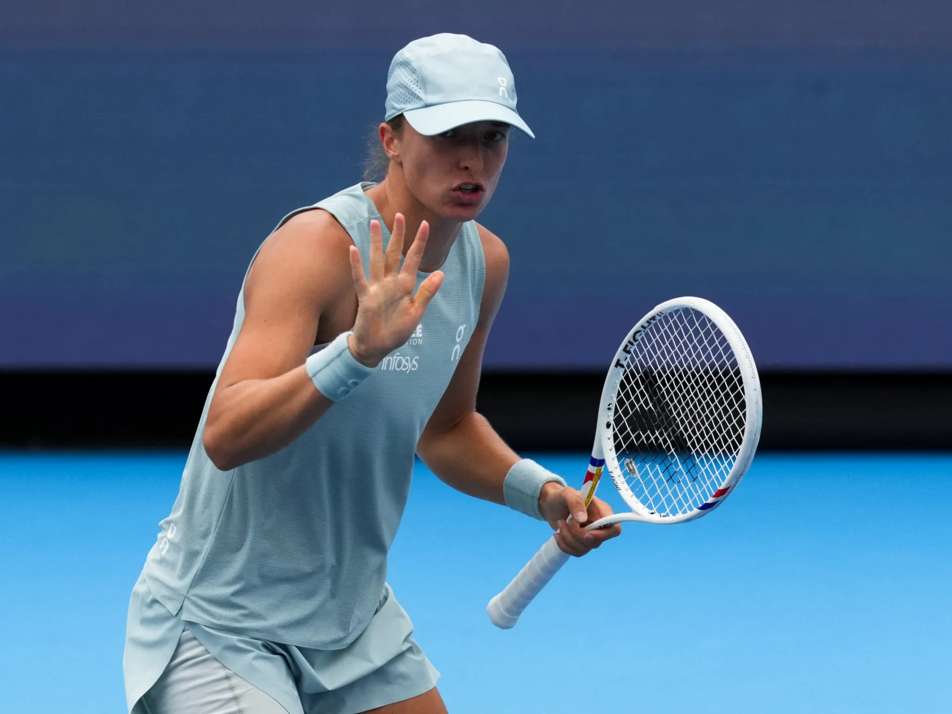 Swiatek into Cincinnati semis after Rybakina injury