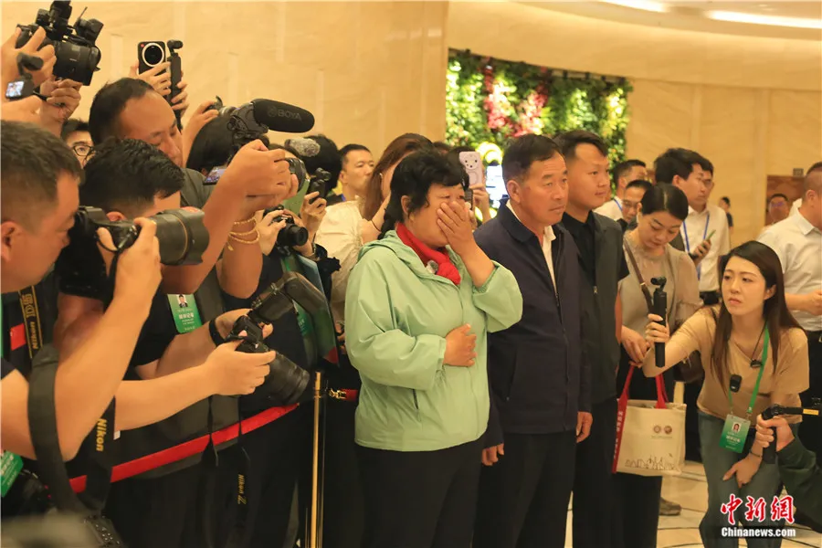 现场直击：见到赛考斯，殷玉珍练了很久的英文，一句也没能说出口