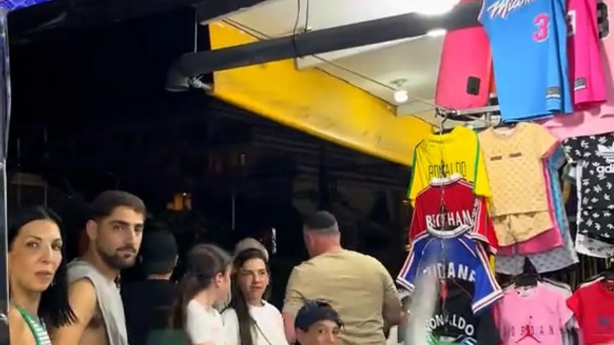Thai vendor confronts Israeli tourists, raises Palestinian flag