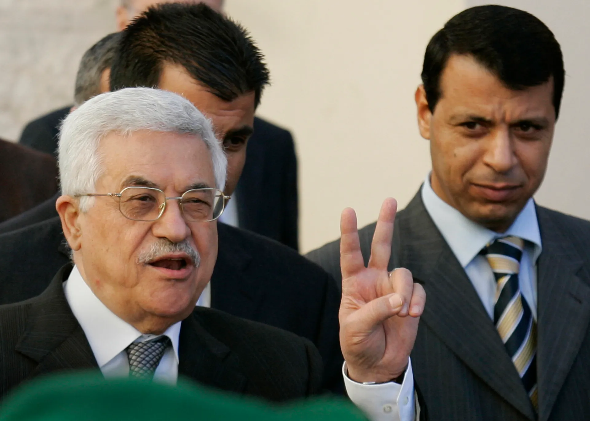 Fatah, Dahlan bloc hold reconciliation talks ahead of Palestinian elections