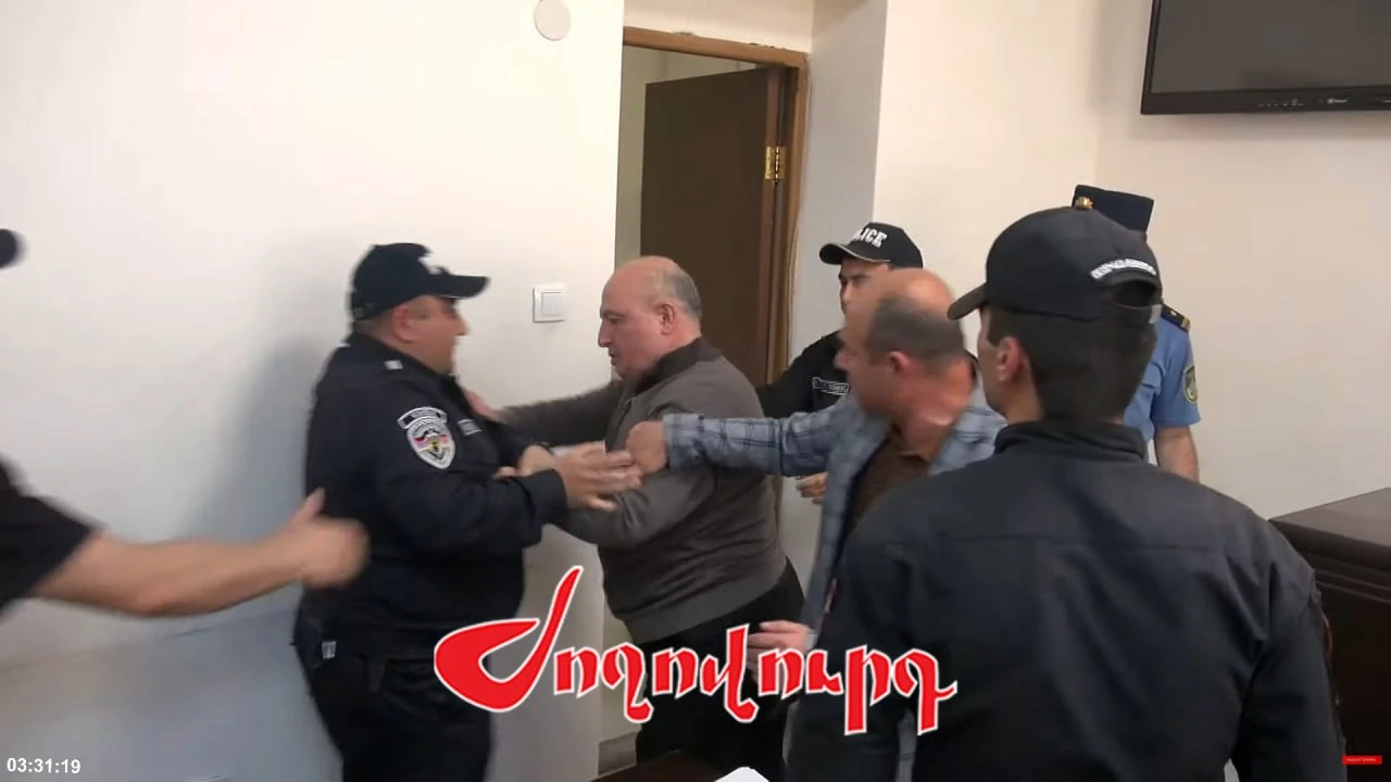 «Կարո՞ղ է պիտի միշտ հրելով գնաս». Վարդան Ղուկասյանին դատարանում քաշքշեցին (վիդեո)