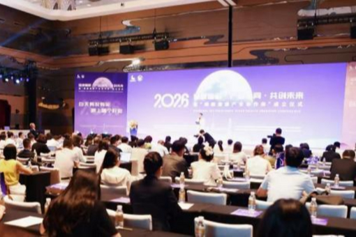 罕见白化熊现身湖北神农架