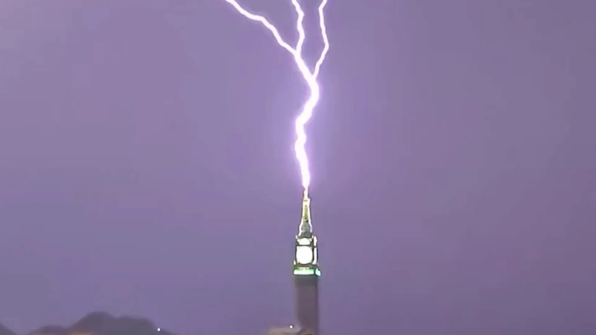 Lightning bolt strikes Mecca’s clock tower