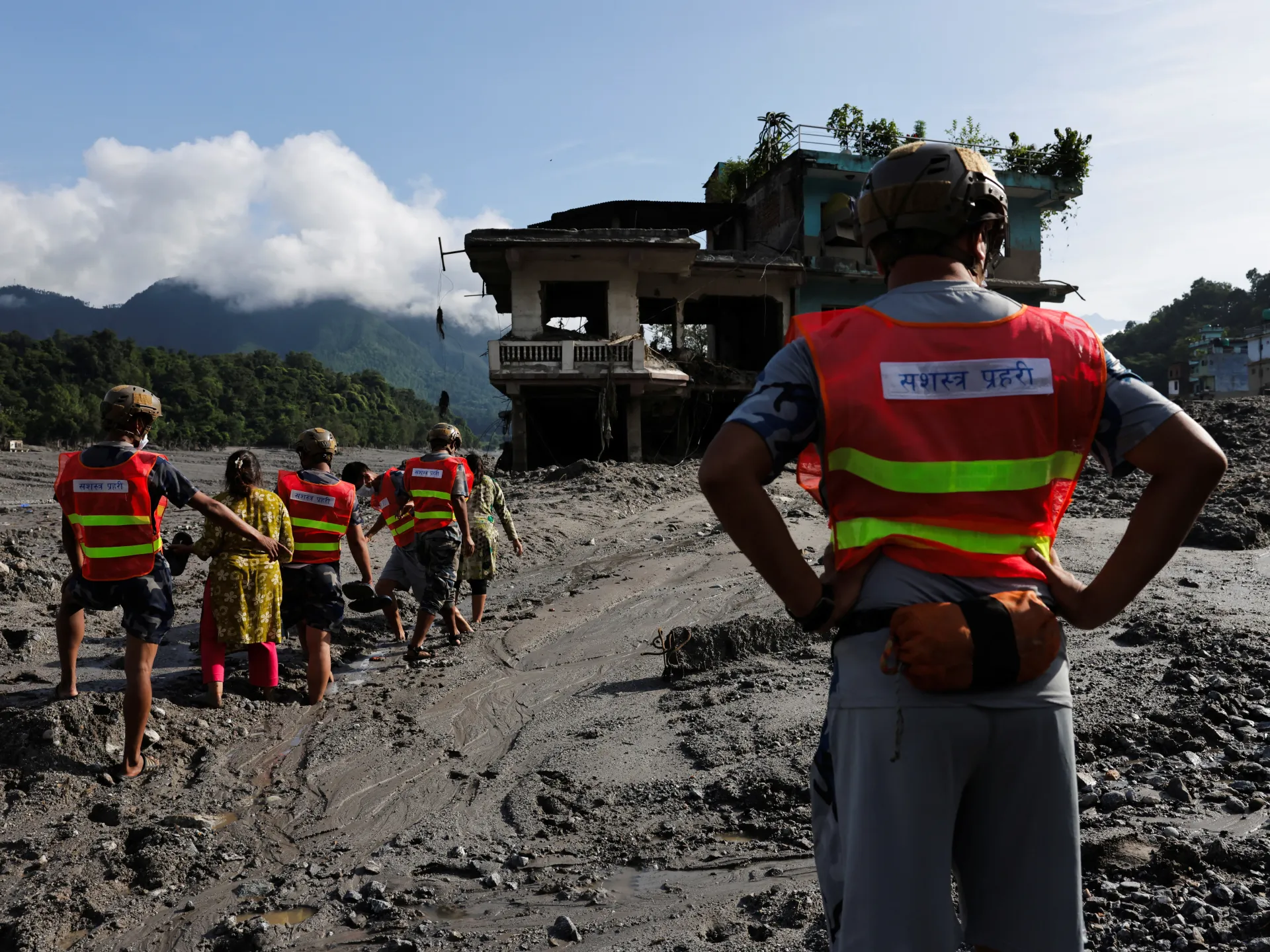 Death toll from Nepal-Tibet flood passes 470 as barrier lake threatens