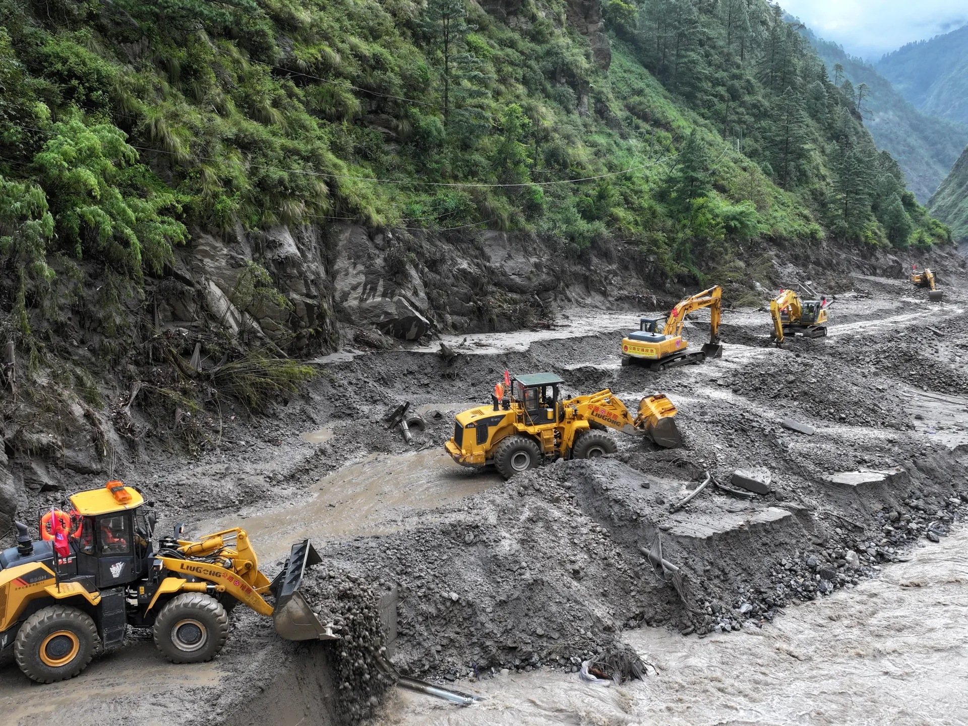 Nepal and China halt rescue efforts as border barrier lake overflows