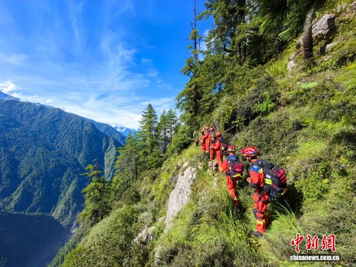 翻山越岭、向险而行 中国救援队挺进吉隆口岸救援核心位置开展不间断搜救作业