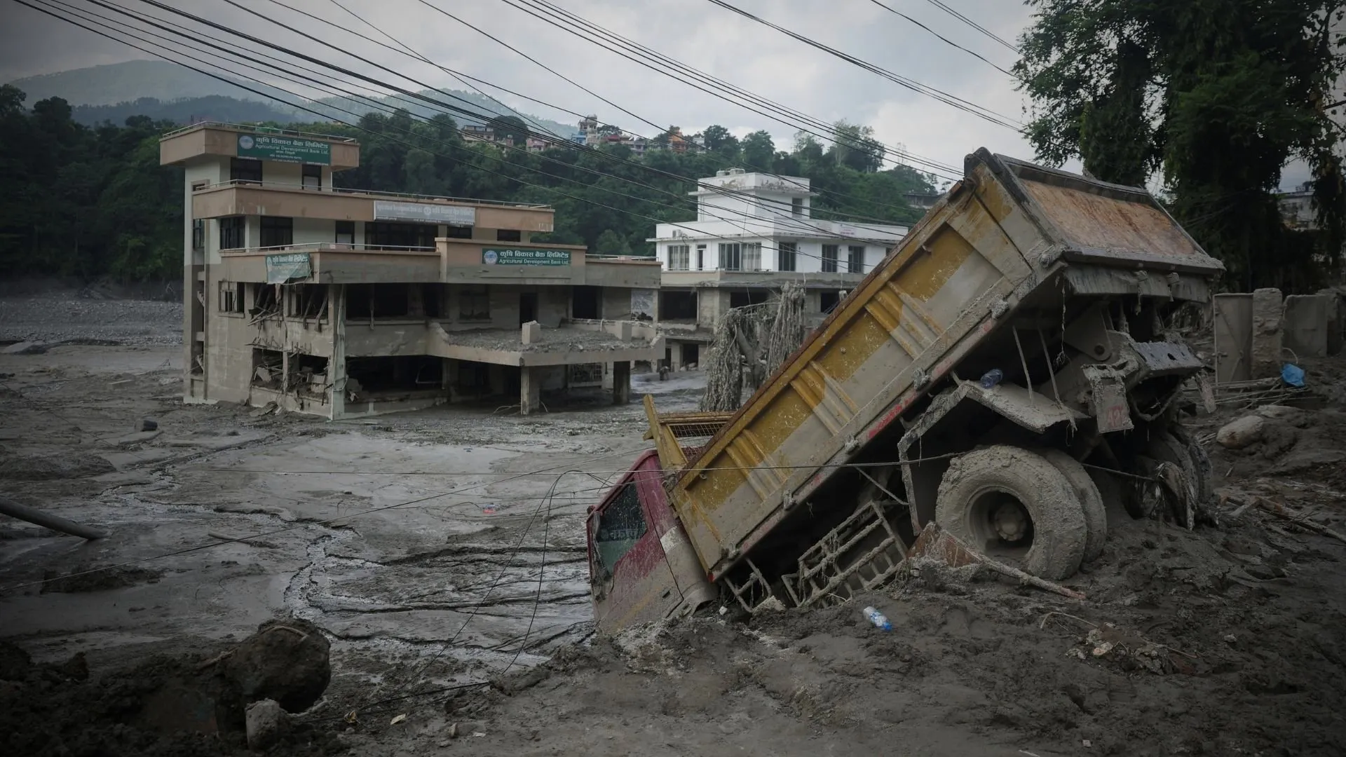 What lessons can be learned from the Nepal-Tibet flood disaster?
