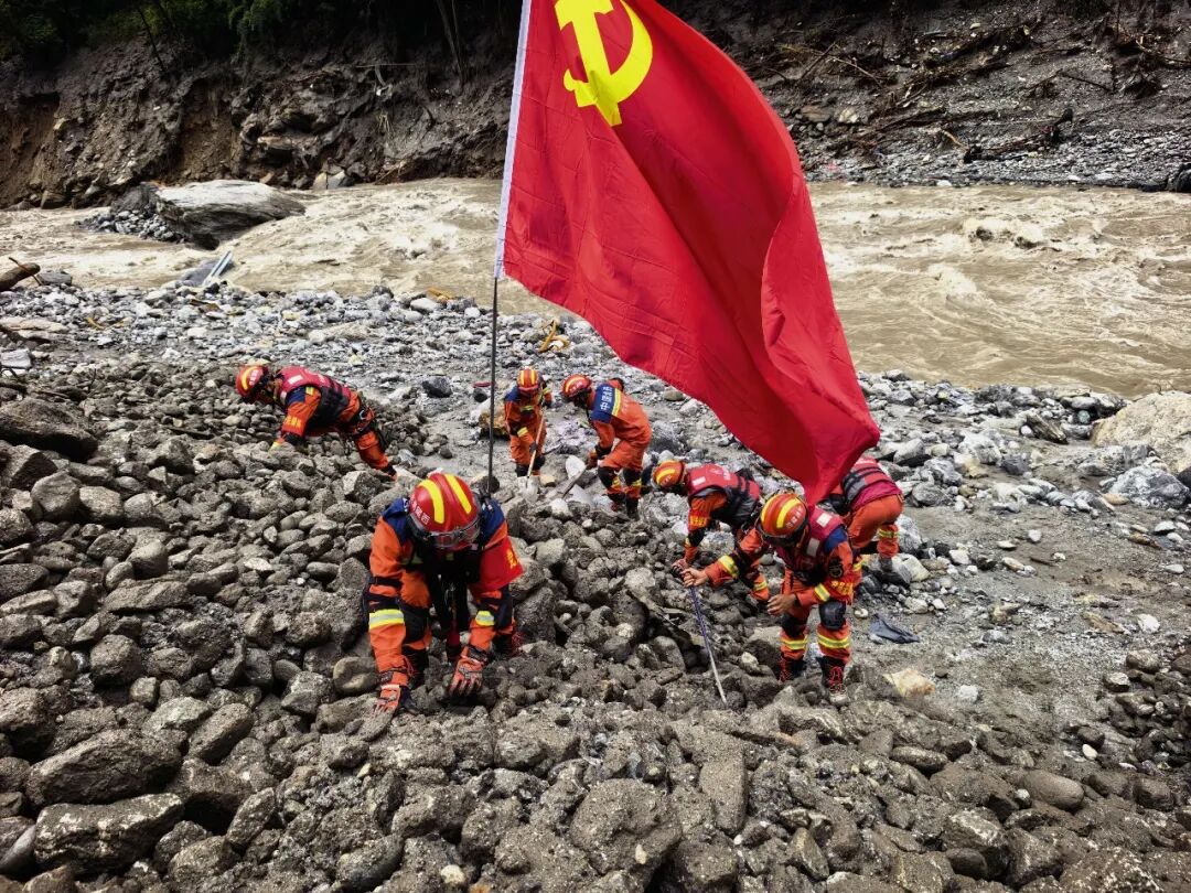 党旗在吉隆泥石流灾害救援一线高高飘扬