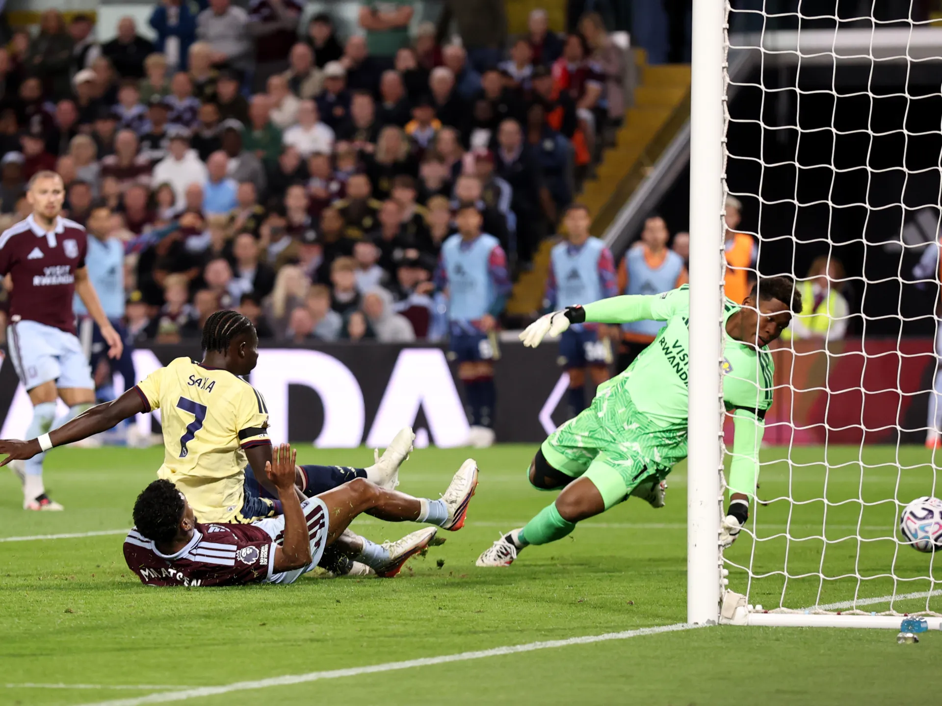 Arsenal edge past troubled Aston Villa 1-0 as Saka scores only goal