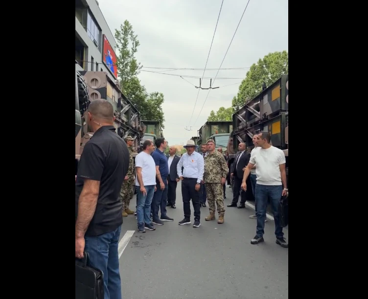 Փաշինյանը, Պապիկյանն ու Սիմոնյանը շրջում են այն փողոցներով, որտեղ կայանված է զորահանդեսին ցուցադրված զինտեխնիկան (վիդեո)