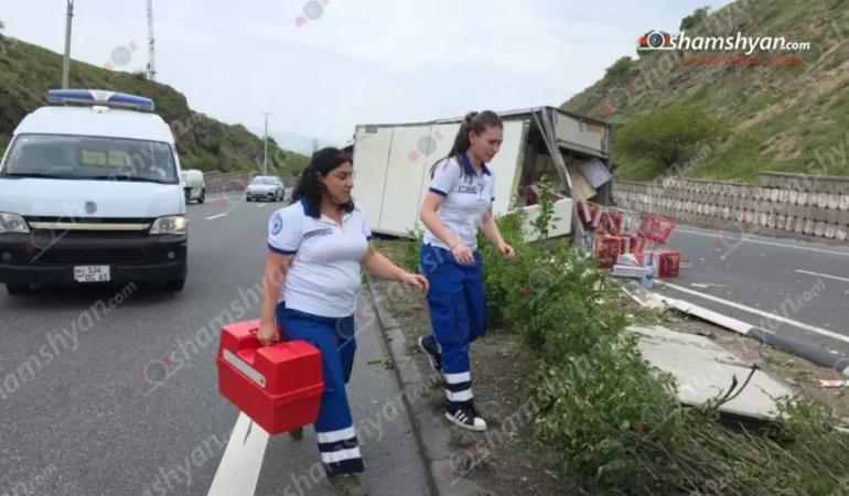 «Չայնիի» ոլորաններում բախվել են միրգ-բանջարեղենով բարձված «Iveco»-ն և «ԶԻԼ»-ը. «Iveco»-ն կողաշրջվել է, կա վիրավոր