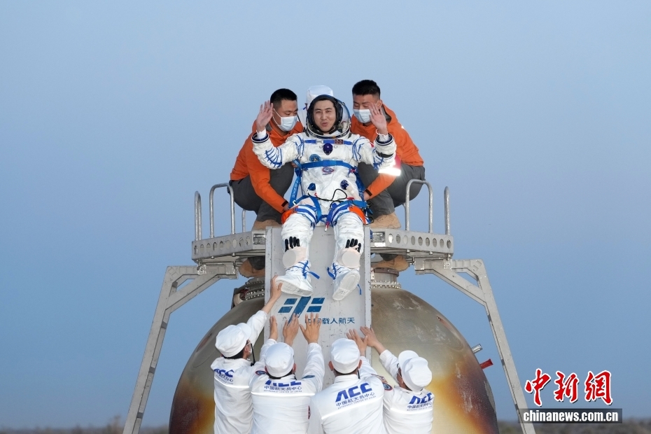 神舟二十一号航天员搭乘神舟二十二号载人飞船返回舱凯旋