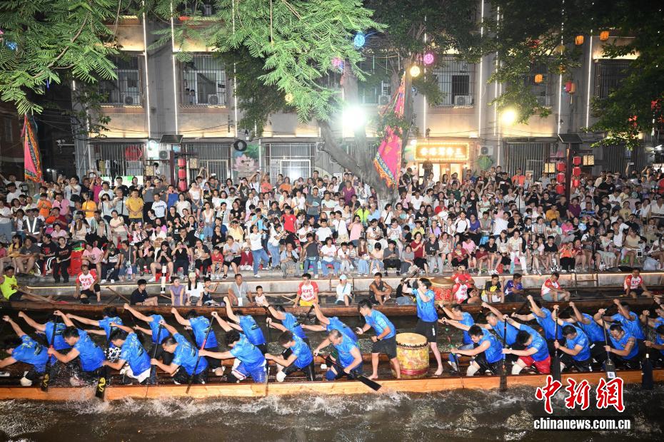 广东佛山叠滘龙船夜间训练赛上演极限漂移
