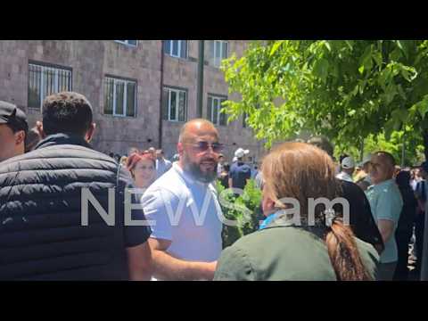 «Էս ի՞նչ ա կատարվում». ՔՊ–ականները բողոքող կնոջը թույլ չտվեցին մոտենալ Փաշինյանին