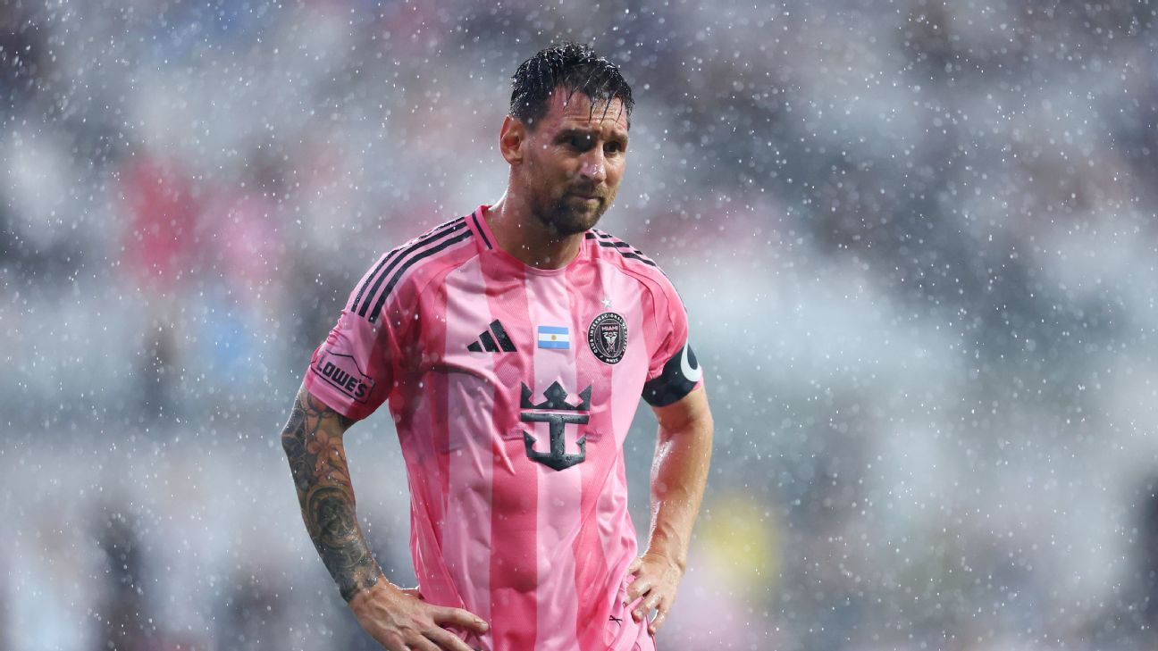 Messi trains solo in Argentina training session