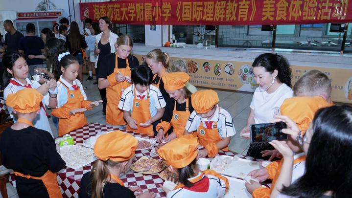 体验“中式生活”！美国青少年从味蕾开始——做海南粉、调制清补凉、包饺子