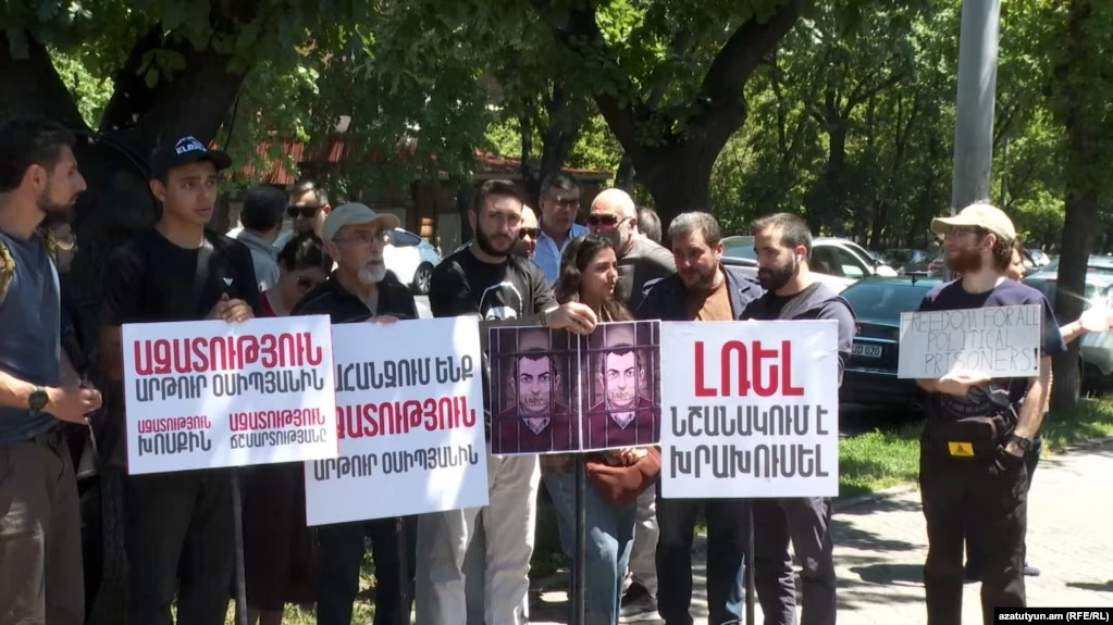 Նախագահականի առջև շարունակվում է նստացույցը՝ Արթուր Օսիպյանին ազատելու պահանջով