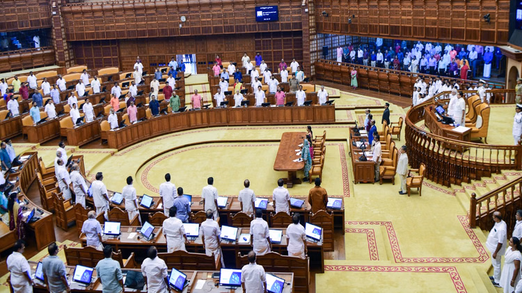Kerala: विधानसभा में तबादलों को लेकर हंगामा, विपक्ष का वॉकआउट; पूर्व CM विजयन ने लगाए सियासी हस्तक्षेप के आरोप