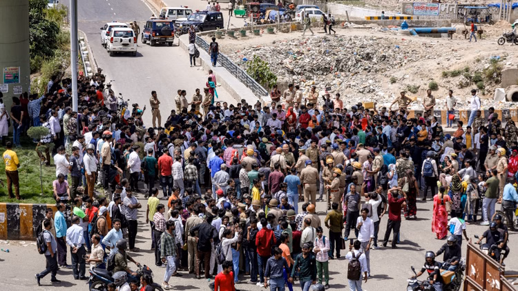नोएडा श्रमिक आंदोलन: माकपा का आरोप- पुलिस हिरासत में श्रमिकों से की गई मारपीट, फर्जी मामलों में फंसाया