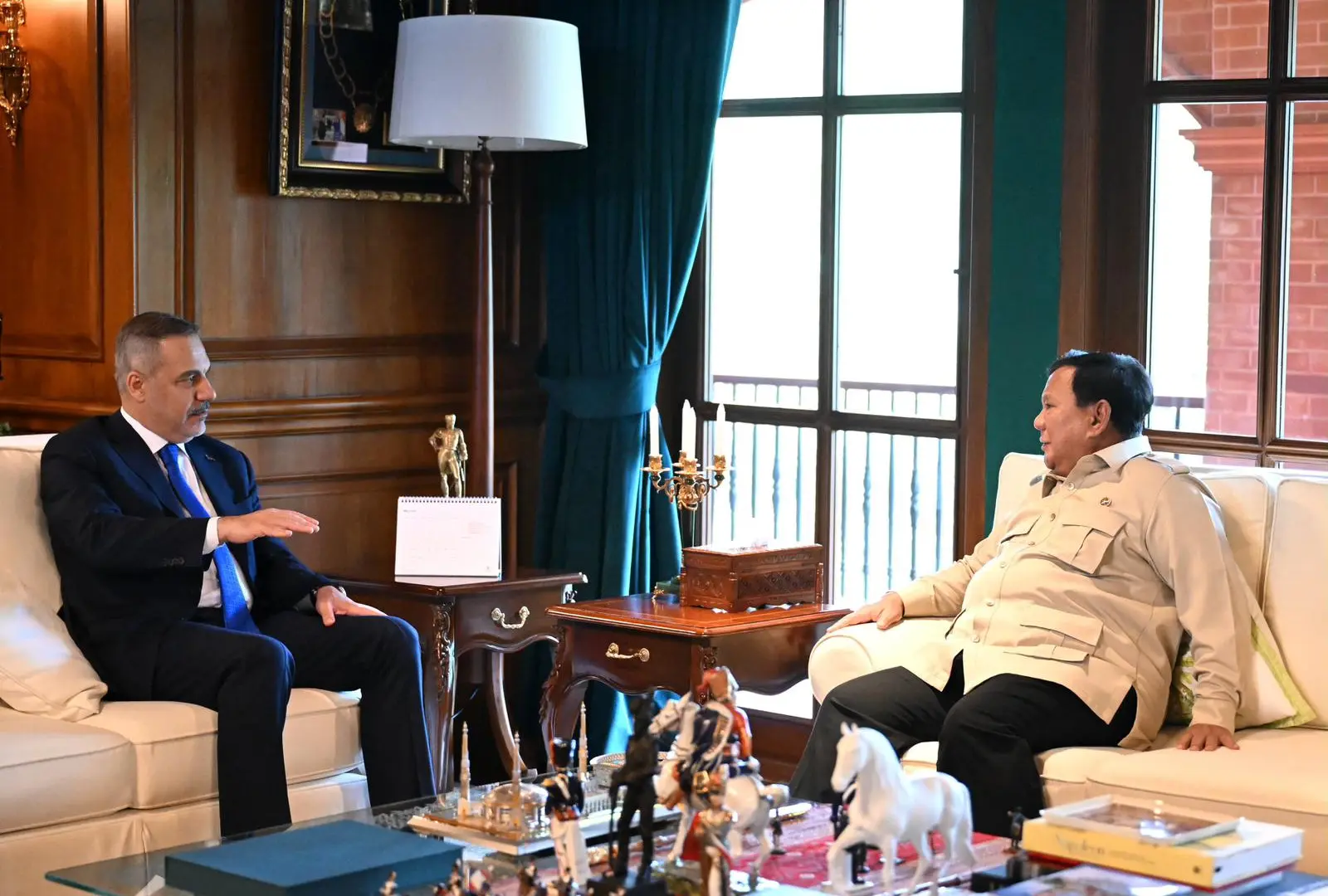 Turkiye’s top diplomat, Indonesia’s president discuss $10bn trade goal