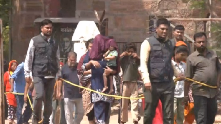 गुजरात: अहमदाबाद में घुसपैठियों पर बड़ी कार्रवाई, 300 से अधिक संदिग्ध पुलिस हिरासत में