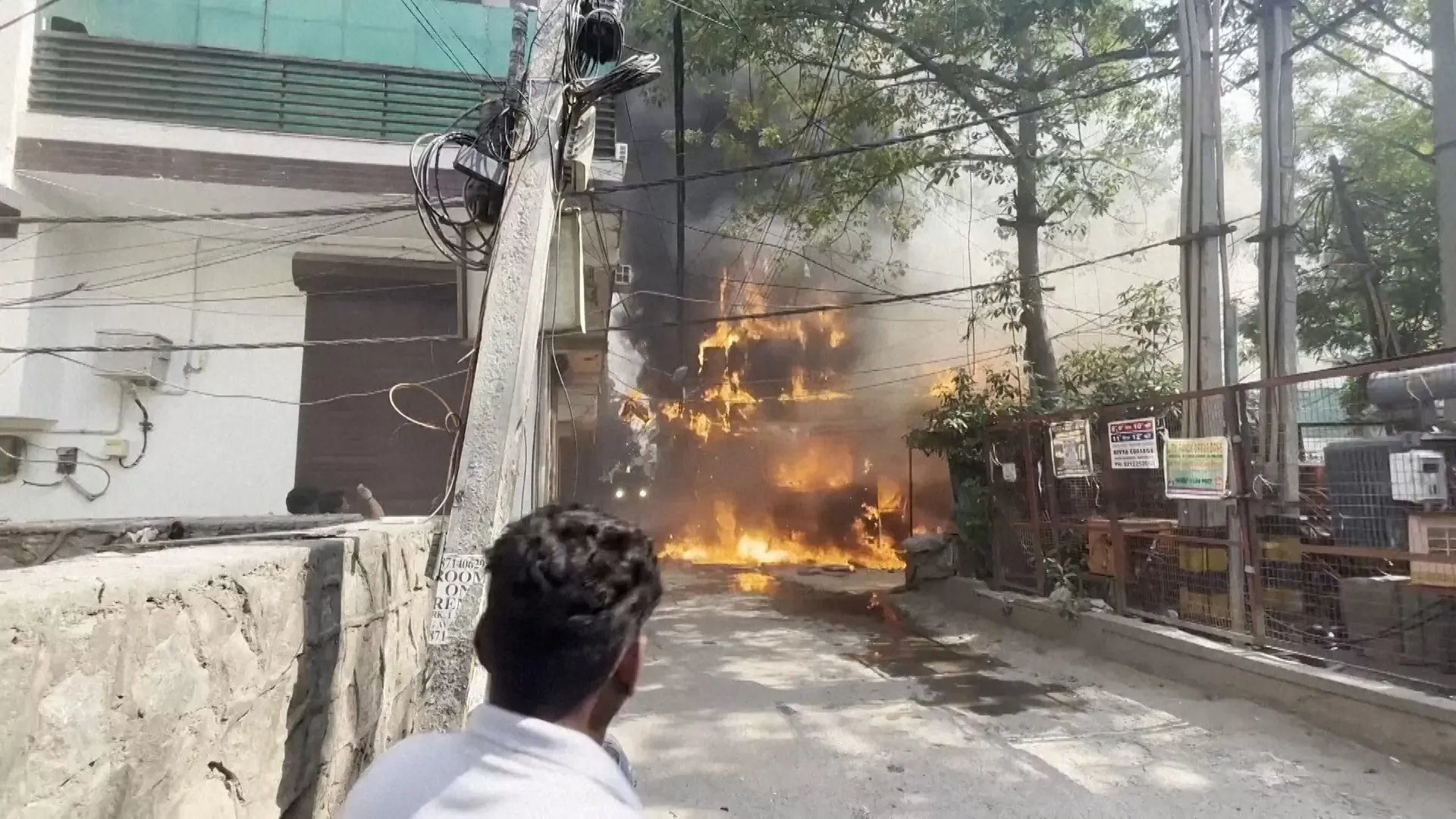 Deadly fire rips through New Delhi hotel