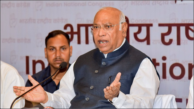 Congress: स्वास्थ्य सर्वेक्षण के आंकड़ों को लेकर केंद्र पर बरसे खरगे, बोले- अपनी नाकामियां छिपा रही है सरकार