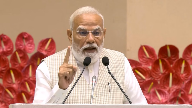PM Modi Surat Daman Visit: सूरत और दमन का दौरे पर पीएम मोदी, हजारों करोड़ की परियोजनाओं का करेंगे उद्घाटन