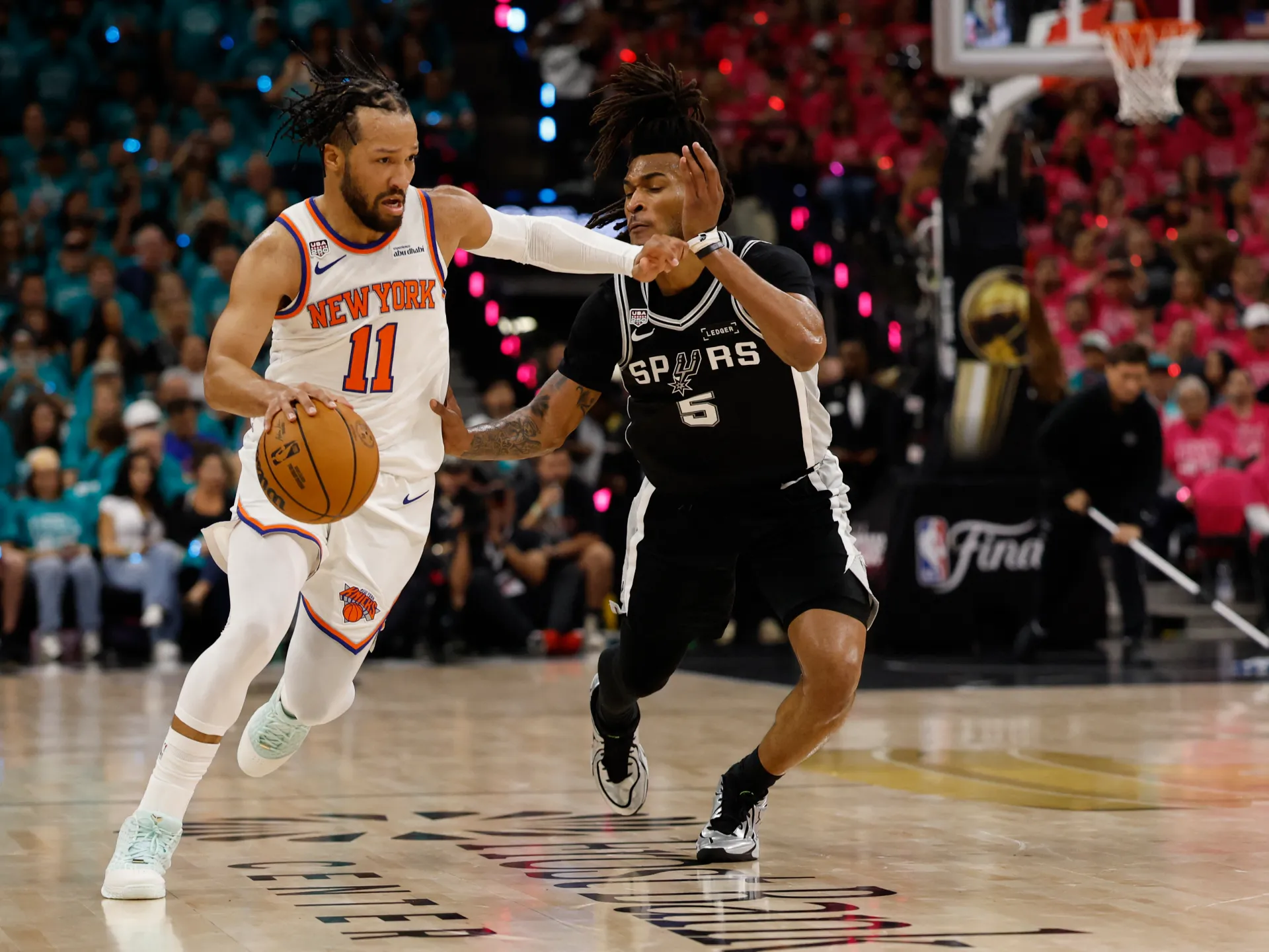 Brunson scores 30 as Knicks upset Spurs in NBA Finals opener
