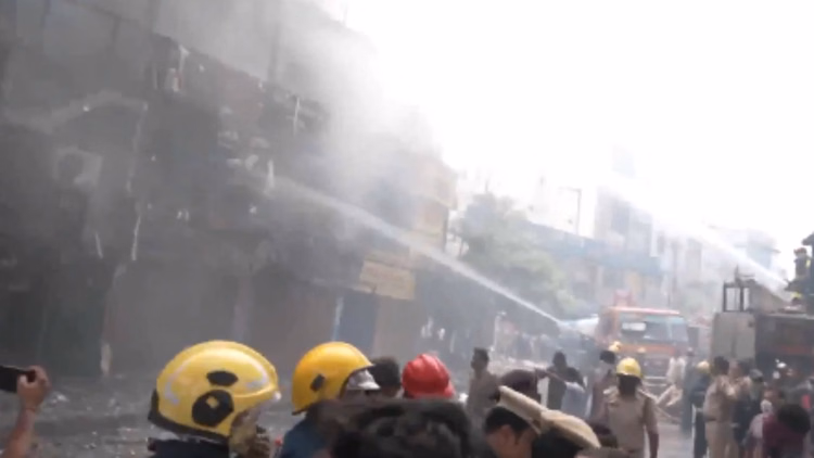 Hyderabad: हैदराबाद के अमीरपेट में कमर्शियल कॉम्प्लेक्स में लगी भीषण आग, मची अफरा-तफरी; दमकल कर्मी मौके मौजूद