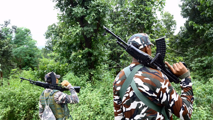 CRPF: सीआरपीएफ में मंत्री के आदेशों को कौन रहा प्रमाणित, गृह मंत्रालय से मिले आरटीआई के जवाबों ने खोली पोल