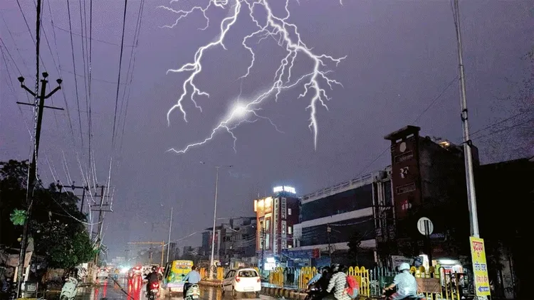 5 जून को दिल्ली-NCR में फिर येलो अलर्ट: आंधी-तूफान और बारिश के आसार, जानें 6 जून को कैसा रहेगा मौसम
